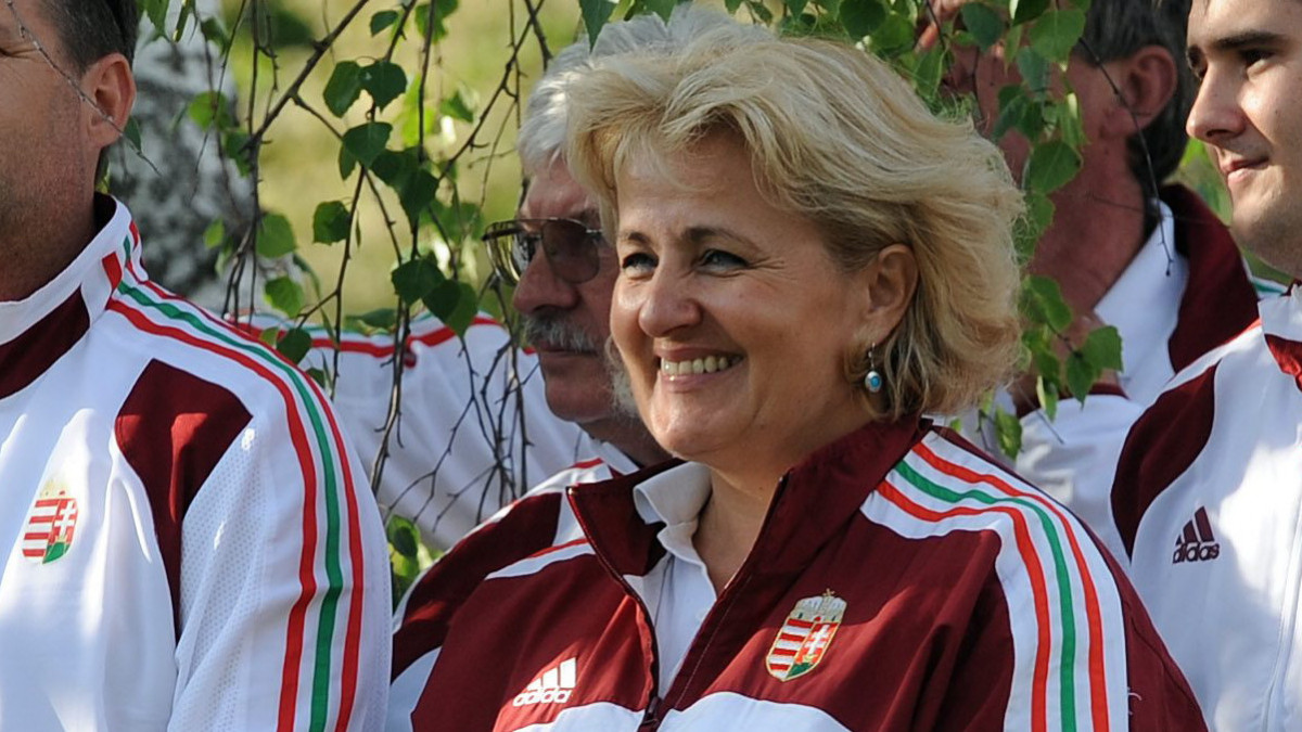 A magyar csapat tagjai a gyorsított korongvadász Európa-bajnokság megnyitóján, a Tatárszentgyörgyhöz tartozó Sarlóspusztán.