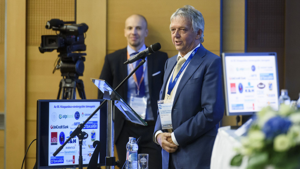 Pleschinger Gyula, a Magyar Közgazdasági Társaság elnöke, a Monetáris Tanács tagja (j) beszédet mond a Magyar Közgazdasági Társaság 55. közgazdász-vándorgyűlésén Egerben 2017. szeptember 7-én.