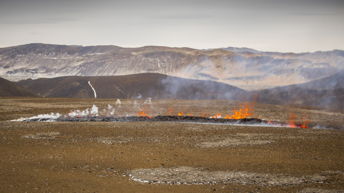 Izzó láva tör fel egy vulkán új hasadékából az izlandi fővárostól 30 kilométerre délnyugatra, a Reykjanes-félszigeten 2021. április 5-én. A szigetnek ezen a részén utoljára 800 éve fordult elő vulkánkitörés.