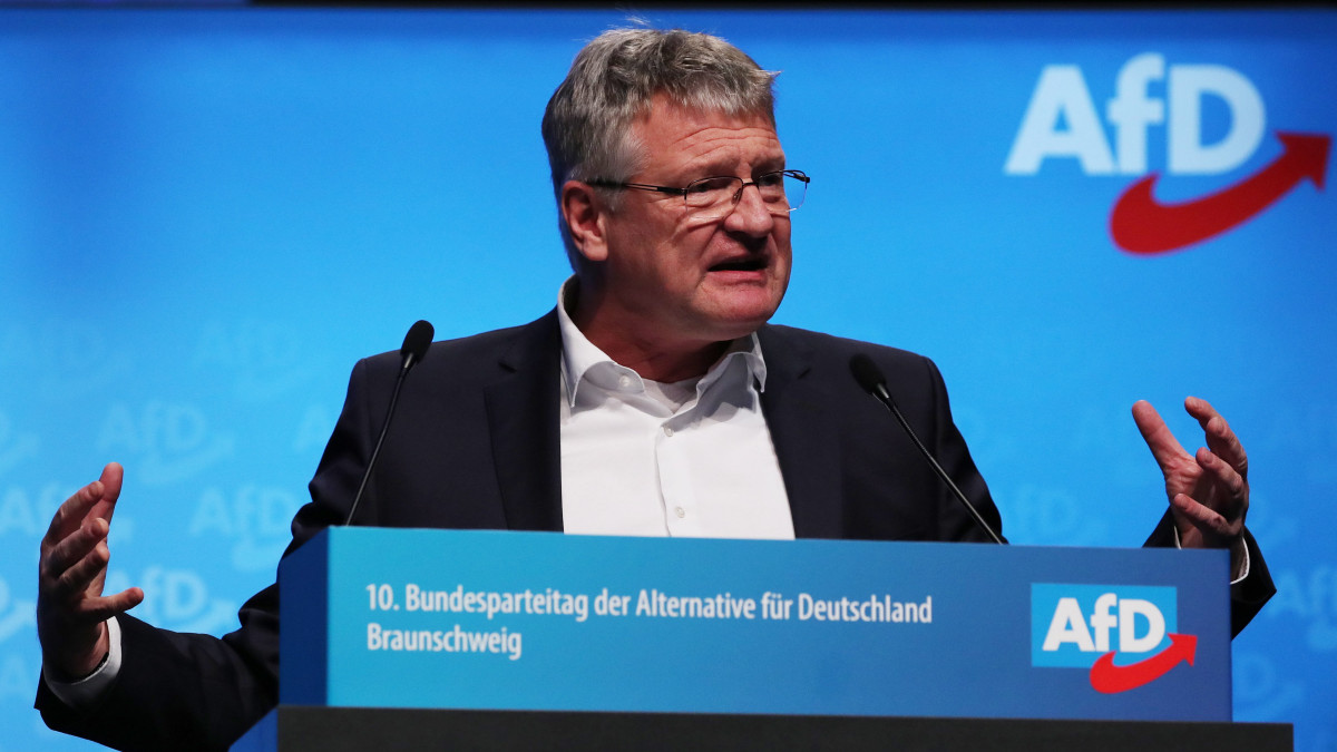 Jörg Meuthen, az Alternatíva Németországnak (AfD) párt társelnöke beszédet mond a párt kétnapos kongresszusának második napján, az észak-németországi Braunschweigben 2019. december 1-jén. A tiszteletbeli elnöknek választott Alexander Gaulandnak, a párt egyik alapítójának, eddigi társelnöknek a helyére Tino Chrupalla Szászország tartománybeli parlamenti képviselőt választották.