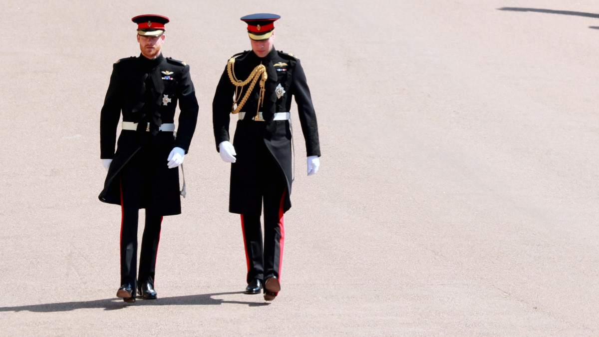 Windsor, 2018. május 20.Harry herceg (b) bátyja és esküvői tanúja, Vilmos cambridge-i herceg társaságában érkezik esküvőjére a windsori kastély Szent György-kápolnájába 2018. május 19-én. Harry herceg, a brit trónörökös, Károly herceg 34 éves másodszülött fia és Meghan Markle 37 éves amerikai színésznő a windsori kastély, a legősibb angliai királyi rezidencia Szent György-kápolnájában esküszik örök hűséget. (MTI/EPApool/Lauren Hurley)