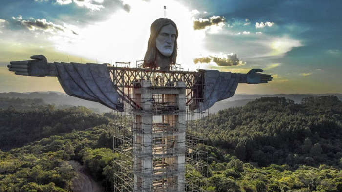 Már fejet is kapott a rióinál is hatalmasabb Krisztus-szobor