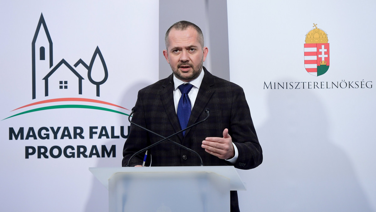 Gyopáros Alpár, a modern települések fejlesztéséért felelős kormánybiztos sajtótájékoztatót tart a kistelepülési üzletek támogatásának menetéről, az egyedi kérelmek benyújtásának határidejéről a Miniszterelnökségen 2021. április 12-én. E naptól lehet pályázni arra a 48 milliárd forintra, amellyel a kormány támogatja kistelepülési boltok létesítését, fejlesztését a Magyar falu program részekén.