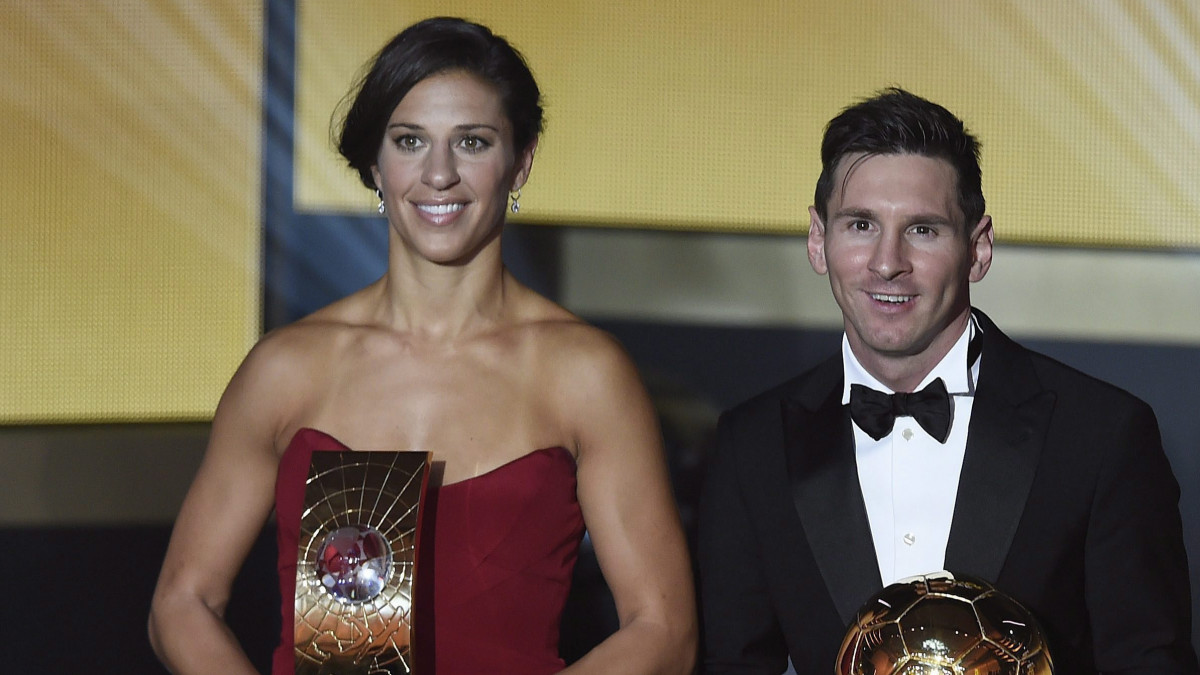 Az Aranylabdát elnyerő Lionel Messi, a spanyol Barcelona argentin csatára és az év női játékosának választott amerikai Carli Lloyd a Nemzetközi Labdarúgó-szövetség, a FIFA zürichi Aranylabda-gáláján 2016. január 11-én.