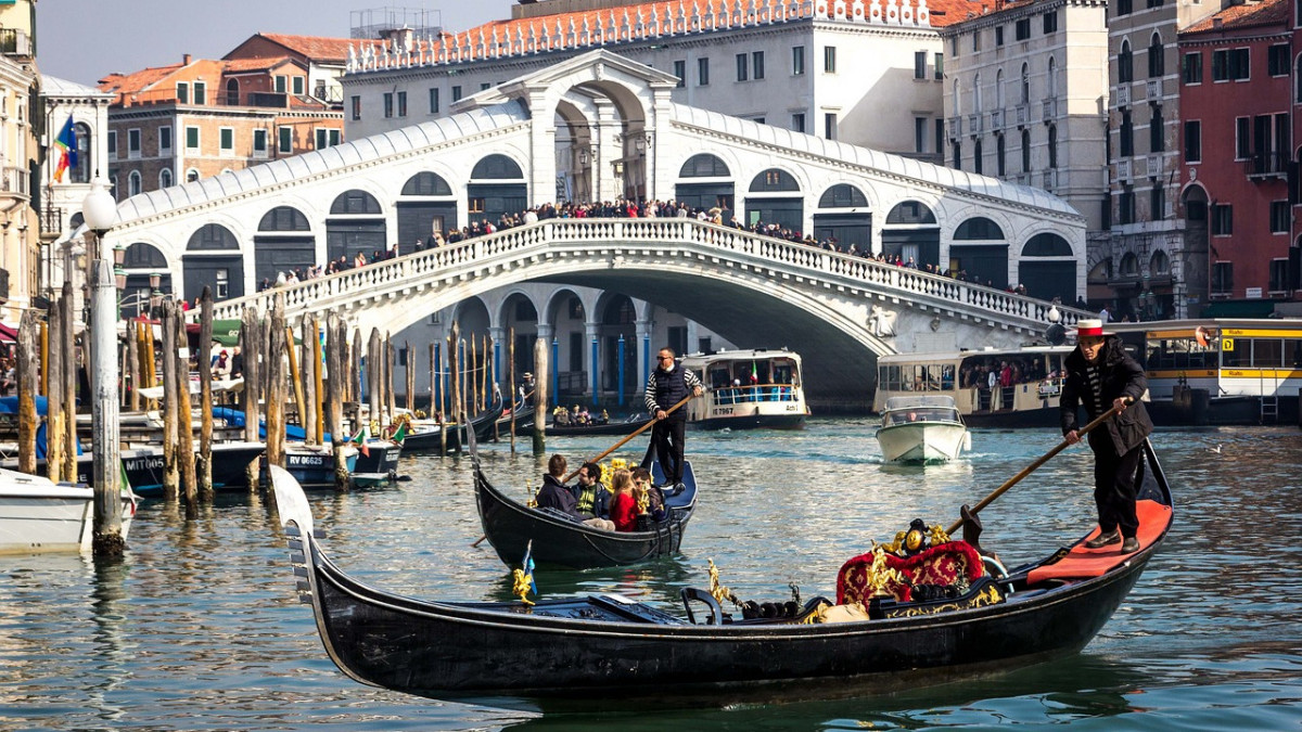 Hátraarc Velencében: új időpont a turistaadó bevezetésére