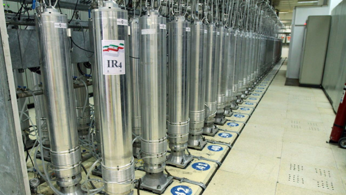 Az iráni atomenergia-ügyi hivatal által 2021. április 12-én közreadott, 2019. november 5-én készült kép urándúsító centrifugákról a közép-iráni Natanzban lévő urándúsító üzemben. Mohammed Dzsavád Zaríf iráni külügyminiszter Izraelt tette felelőssé a natanzi urándúsítóban az előző napon bekövetkezett üzemzavarért, s egyúttal válaszlépéseket helyezett kilátásba.