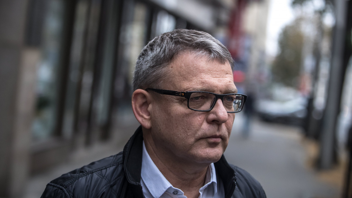 Prága, 2017. október 20.Lubomir Zaoralek cseh külügyminiszter, a Szociáldemokrata Párt (CSSD) vezetője érkezik a Tomio Okamurával, a Szabadság és Közvetlen Demokrácia (SPD) párt vezetőjével tartandó rádiós vitájukra Prágában 2017. október 20-án. A parlamenti alsóház képviselőit október 20-án és 21-én választják meg Csehországban. (MTI/EPA/Martin Divisek)