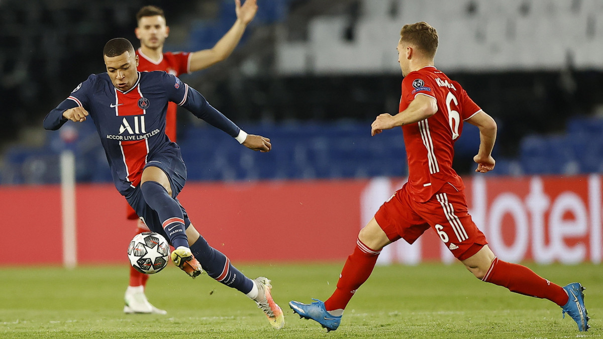 Joshua Kimmich, a Bayern München (j) és Kylian Mbappe, a Paris Saint-Germain játékosa (k) a labdarúgó Bajnokok Ligája negyeddöntőjében játszott Paris Saint-Germain - Bayern München visszavágó mérkőzésen Párizsban 2021. április 13-án.