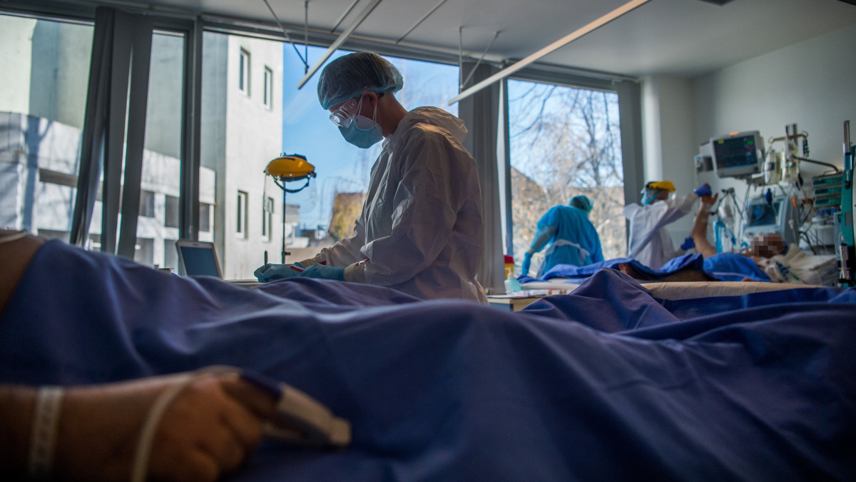 Védőfelszerelést viselő orvos a fővárosi Semmelweis Egyetem Városmajori Szív- és Érgyógyászati Klinika koronavírussal fertőzött betegek fogadására kialakított intenzív osztályán 2021. április 9-én.