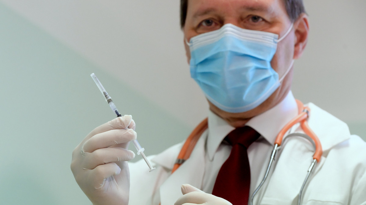 Szlávik János infektológus főorvos egy Pfizer és a BioNTech által kifejlesztett koronavírus elleni oltóanyaggal a Dél-pesti Centrumkórházban 2020. december 26-án.