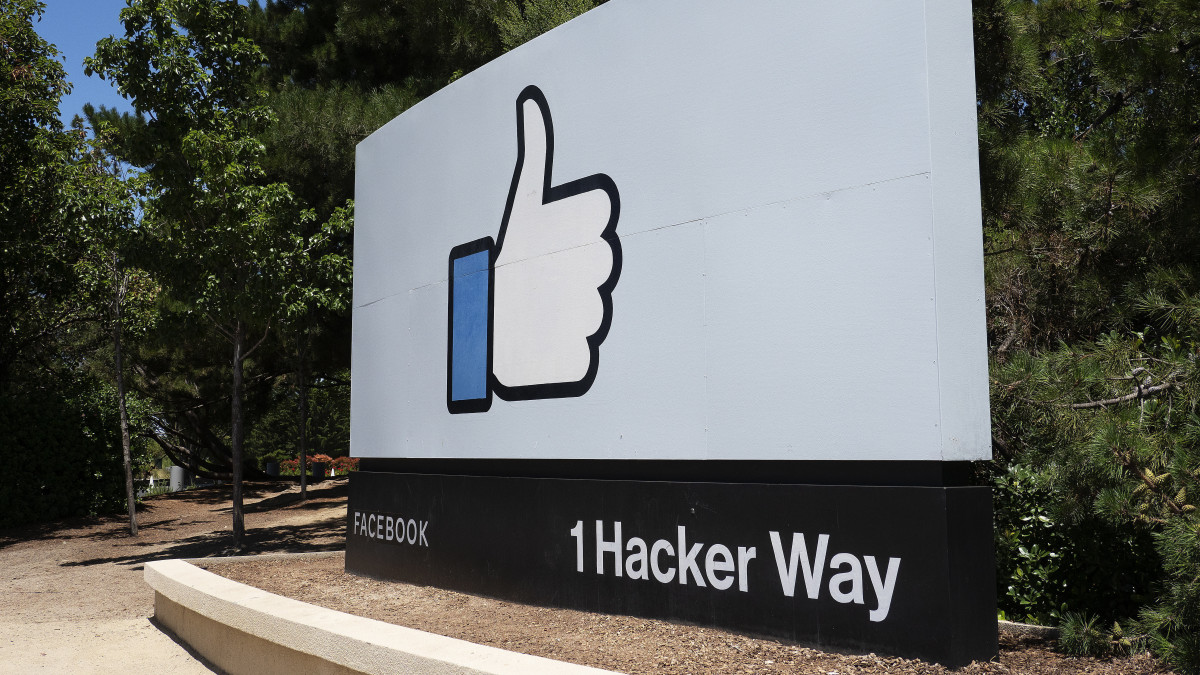 A Facebook amerikai alapítású közösségi hálózat ikonikus, felfelé mutató hüvelykujjat ábrázoló emblémája a Kalifornia állambeli Menlo Parkban 2020. június 29-én. A gyűlöletbeszéddel és hamis információkat tartalmazó posztokkal kapcsolatos üzletpolitikája miatt egyre több cég jelenti be, hogy nem hirdet tovább a közösségi oldalon.