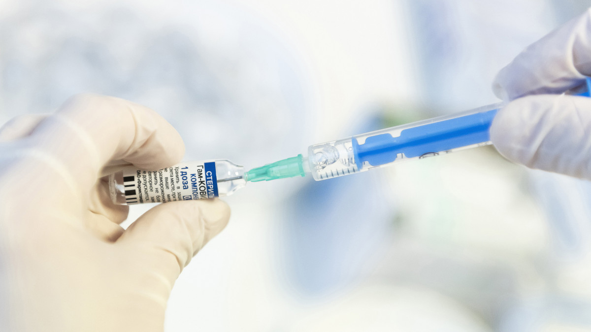 Az asszisztens előkészíti oltáshoz a Szputnyik V koronavírus elleni vakcina első adagját a Mátészalkai Kórházban kialakított oltóponton 2021. április 12-én.