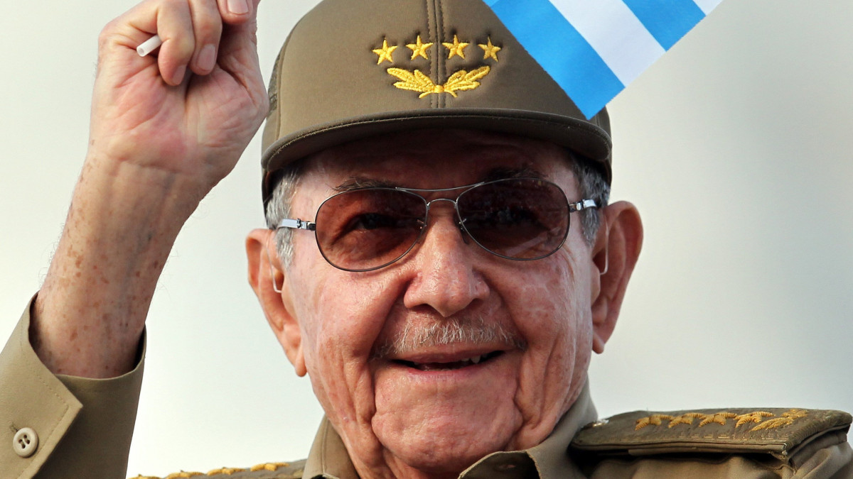 Havanna, 2018. május 1.Raúl Castro volt kubai elnök, a Kommunista Párt főtitkára a munka ünnepe alkalmából rendezett felvonuláson a havannai Forradalom téren 2018. május 1-jén. (MTI/EPA/Alejandro Ernesto)