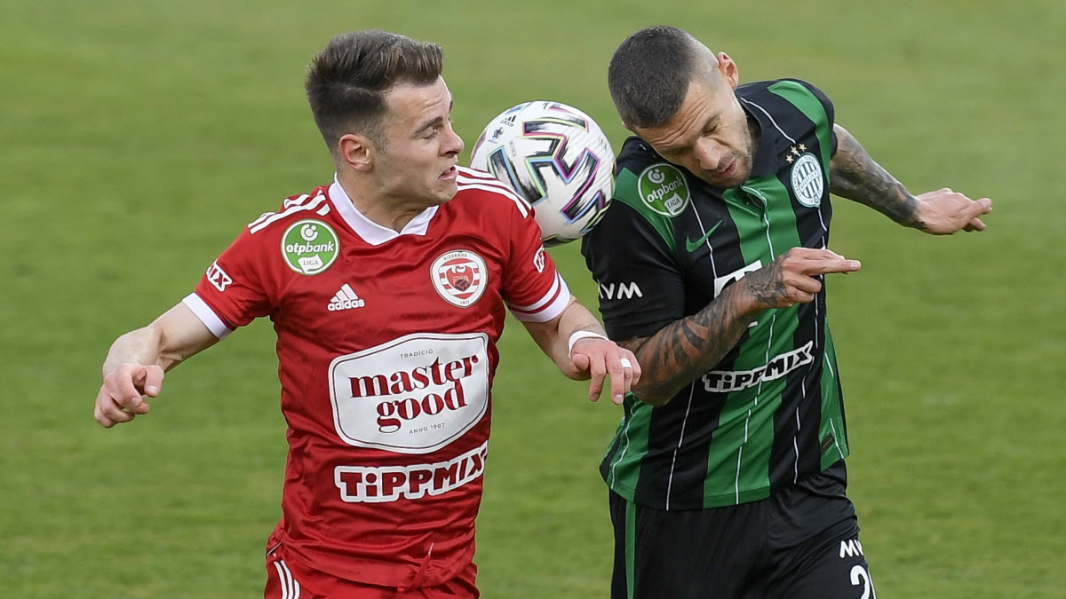 Claudiu Bumba, a Kisvárda Master Good (b) és Marcel Heister, a Ferencvárosi TC játékosa a labdarúgó OTP Bank Liga 29. fordulójában játszott mérkőzésen a kisvárdai Várkerti Stadionban 2021. április 17-én.