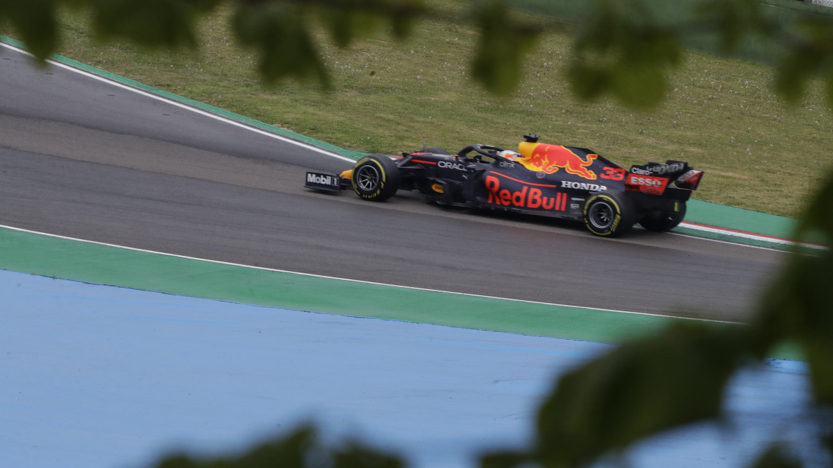 Max Verstappen, a Red Bull holland versenyzője  a Forma-1-es autós gyorsasági világbajnokság Emilia Romagna Nagydíján az imolai pályán 2021. április 18-án.