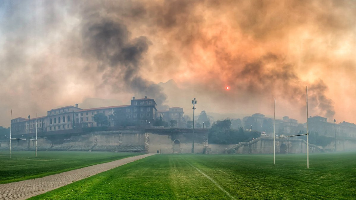 Pokoli tűz pusztít Fokváros nevezetességén – videók