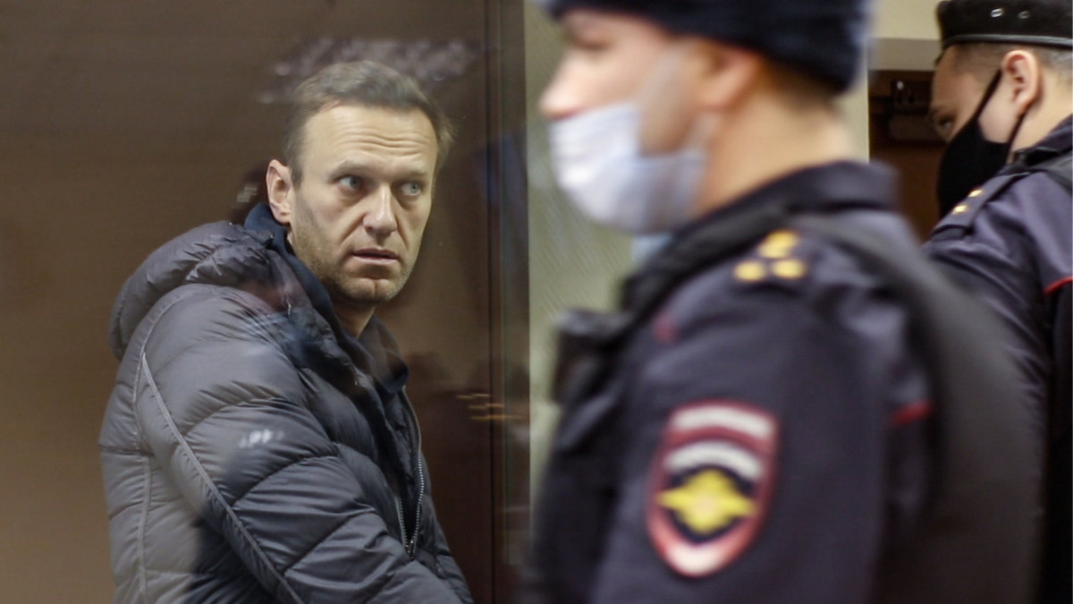 A moszkvai Babuskinszkij kerületi bíróság sajtószolgálata által közreadott képen Alekszej Navalnij orosz ellenzéki vezető (b) egy üvegezett fülkében áll perének tárgyalásán 2021. február 5-én. Navalnijt ezúttal egy világháborús veterán becsületét sértő rágalmazás címén állítják bíróság elé. Az ellenzéki politkust Németországból való januári hazatérése után azonnal letartóztatták, majd a felfüggesztett börtönbüntetése feltételeinek megsértése címén február 2-án letöltendő szabadságvesztésre ítélték.