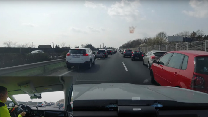 Így működik a mentősáv az M7-es tömegnyomorában – videó