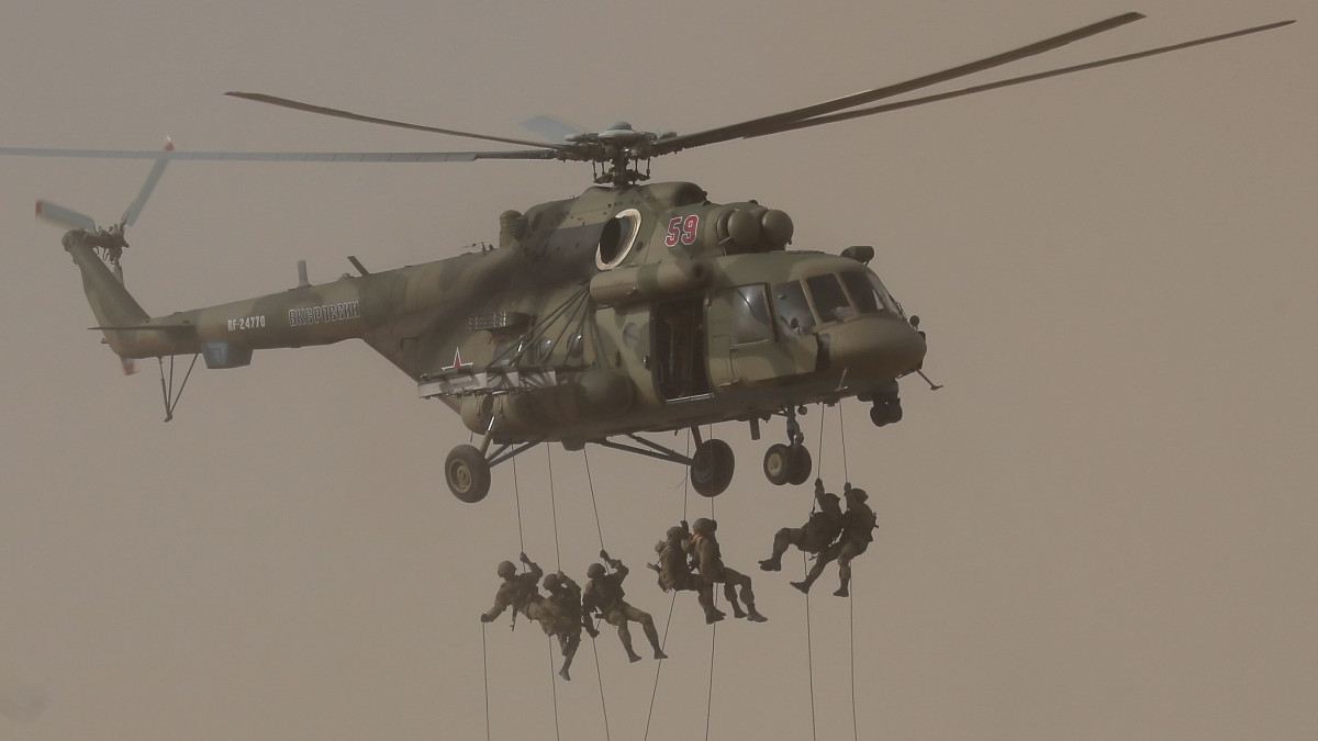 Orosz katonák ereszkednek le egy helikopterről a Kavkaz-2020 fedőnevű nemzetközi hadgyakorlaton az Oroszország Asztraháni területén lévő Kapusztyin Jar gyakorlóterén 2020. szeptember 25-én.