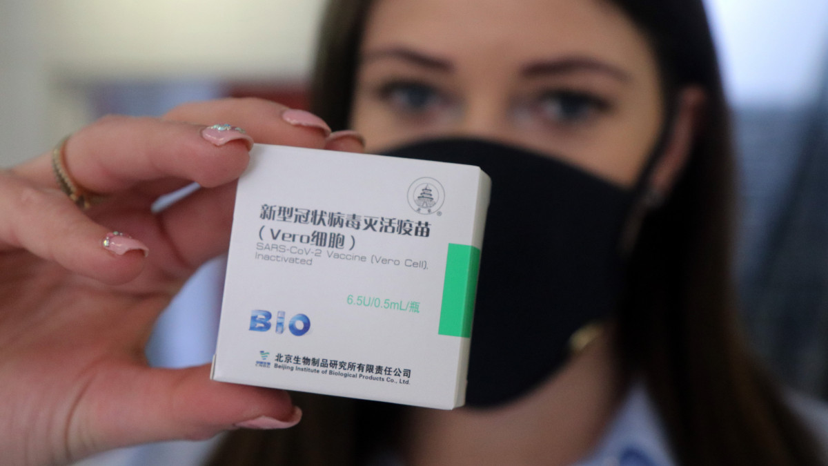 Mácsi Bernadett közegészségügyi-járványügyi szakügyintéző egy doboz újonnan érkezett kínai Sinopharm vakcinával Miskolcon, a Borsod-Abaúj-Zemplén Megyei Kormányhivatal népegészségügyi főosztályán 2021. március 29-én.