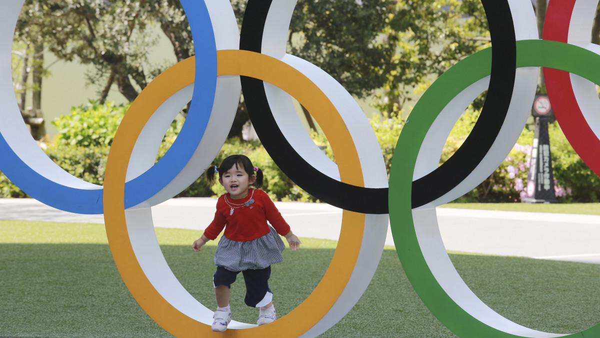 Az olimpiai öt karika Tokió belvárosában 2021. április 20-án. A koronavírus egész világra kiterjedő járványa miatt elhalasztott tokiói olimpiát 2021. július 23. és augusztus 8. között rendezik.