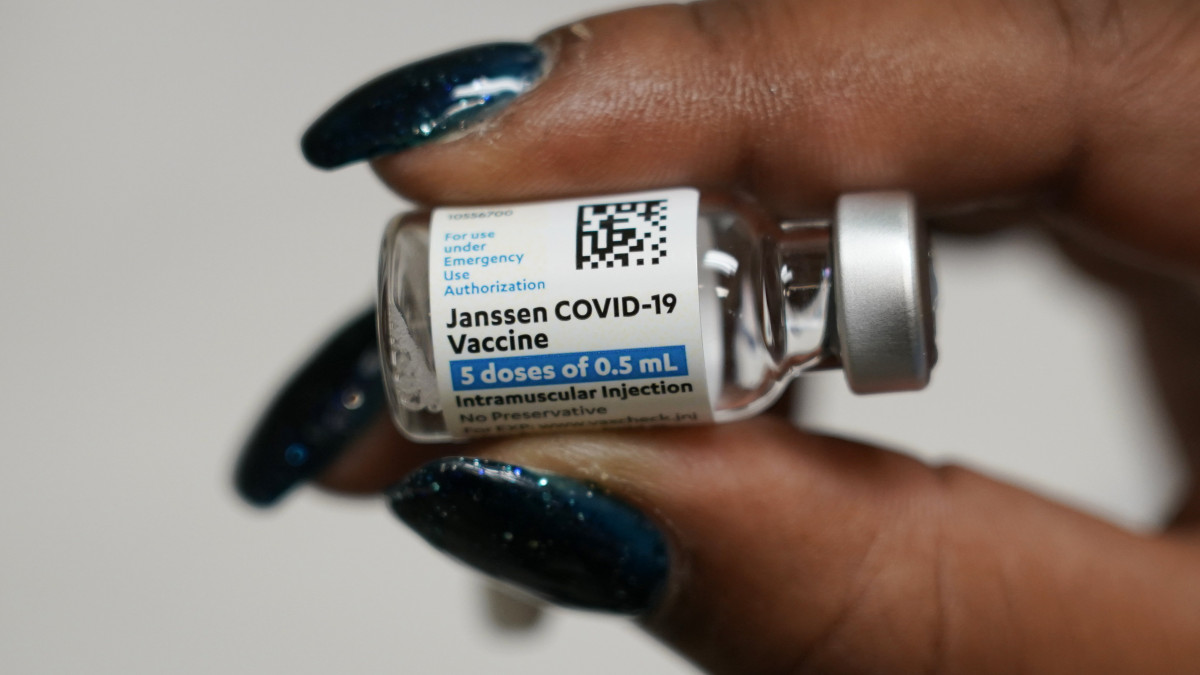 Egészségügyi dolgozó a Johnson and Johnson amerikai vállalat Janssen elnevezésű koronavírus elleni oltóanyagát tartalmazó fiolát tart a kezében a Mississippi állambeli Clarksdale egyik egészségügyi központjában 2021. április 7-én, miután egy idős embert beoltottak.