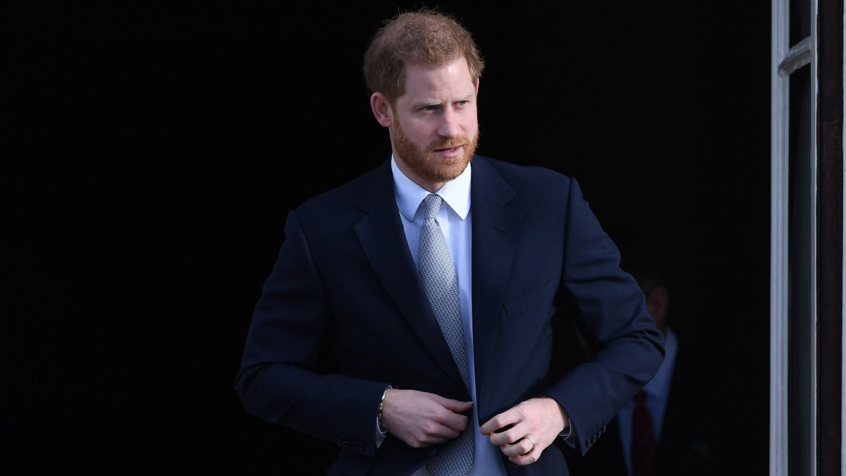 Harry sussexi herceg, a brit trónörökös, a walesi herceg másodszülött fia a londoni királyi rezidencia, a Buckingham-palota kertjébe érkeznek, ahol a ligarögbi-világbajnokságon részt vevő országok kéviselőit és egy helyi iskola ligarögbicsapatát fogadja a palotában tartott sorsolás előtt, 2020. január 16-án.