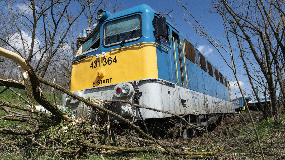 Az előző napon kisiklott mozdony Újfehértó határában 2021. április 21-én. Április 20-án egy mezőgazdasági vontató előbb egy személyvonattal, majd egy szemből érkező másik szerelvénnyel is összeütközött. A traktor vezetője meghalt. Az egyik vonat az ütközéstől kisiklott, a szerelvényen öt utas és a mozdonyvezető megsérült. A vasúti infrastruktúra a jelentősen megrongálódott a balesetben, az egyik vágány helyreállításával a tervek szerint 23-án végezhetnek a MÁV szakemberei.
