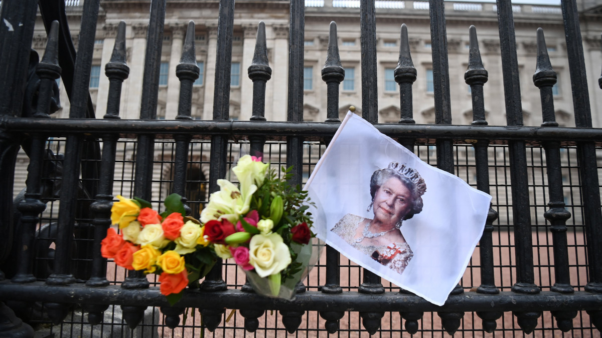Virágcsokrokat és egy fényképet helyeztek el II. Erzsébet brit uralkodó 95. születésnapja alkalmából a londoni Buckingham-palota kerítésén 2021. április 21-én. A koronavírus-járvány és II. Erzsébet királynő királynő férje, Fülöp edinburghi herceg halála miatt ebben az évben a brit királyi lovas tüzérség nem tartotta meg szokásos születésnapi köszöntését.  Az uralkodó hivatalos születésnapját nem ezen a napon ünneplik, azt 1748 óta mindig június második szombatján tartják.
