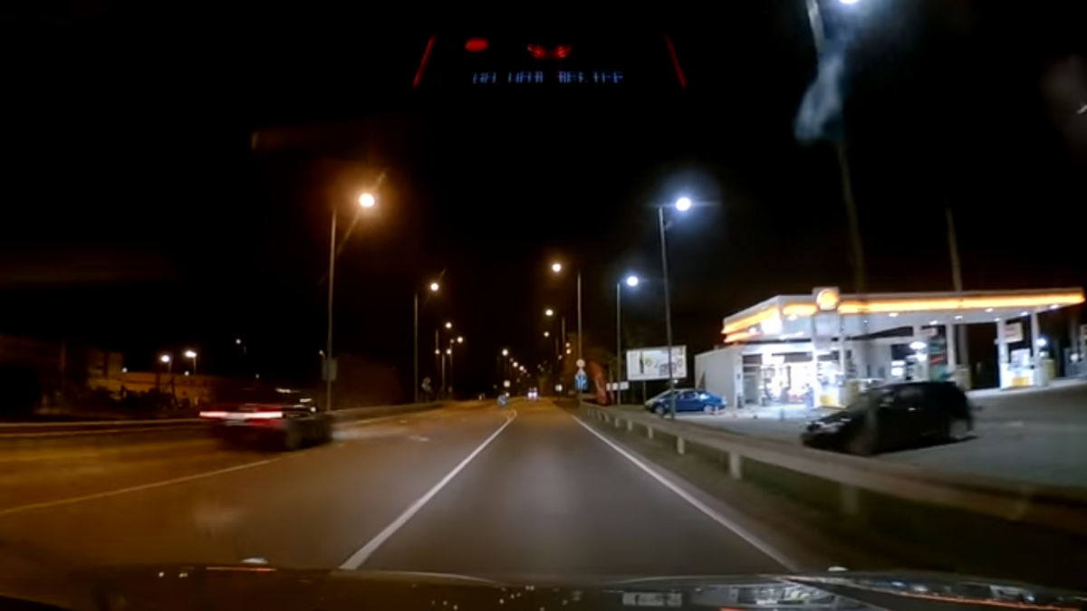 Az egyik sofőr új sávot nyitott magának, a másik fénysebességre kapcsolt – videó