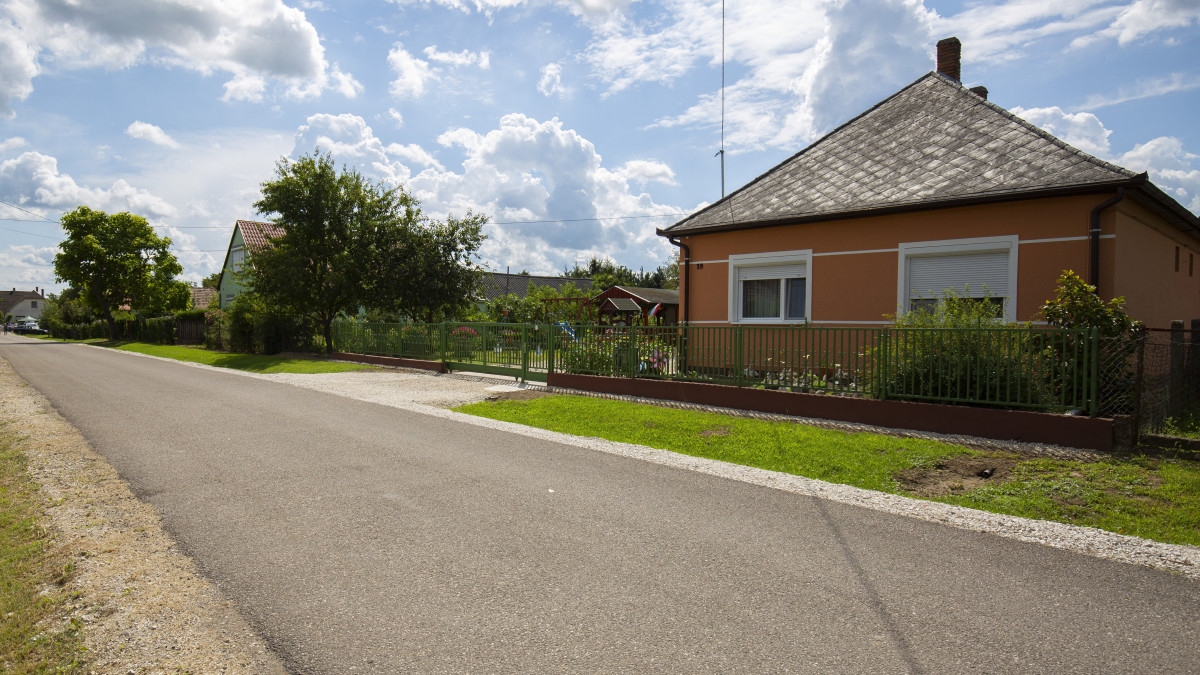 A Magyar Falu Program keretében felújított Rákóczi utca a Somogy megyei Jákón az átadás napján, 2020. augusztus 19-én.