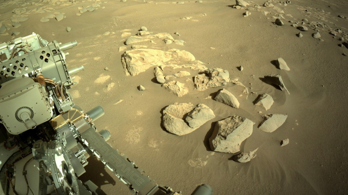 A NASA által közreadott és a Perseverance amerikai Mars-járó által készített kép a járművet körülvevő sziklás tájról 2021. április 13-án. A február 18-án a Marson földet érő Perseverance a tervek szerint egy teljes marsi éven, azaz 687 földi napon át a mikrobiális élet nyomai után kutat a bolygón.