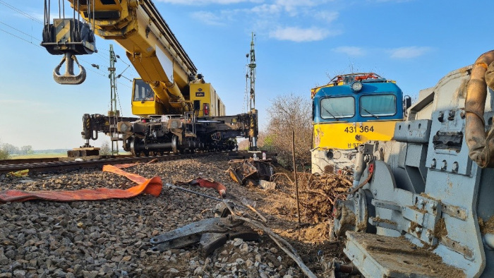 Újfehértói vonatbaleset - még tart a mentés, de már járnak a szerelvények