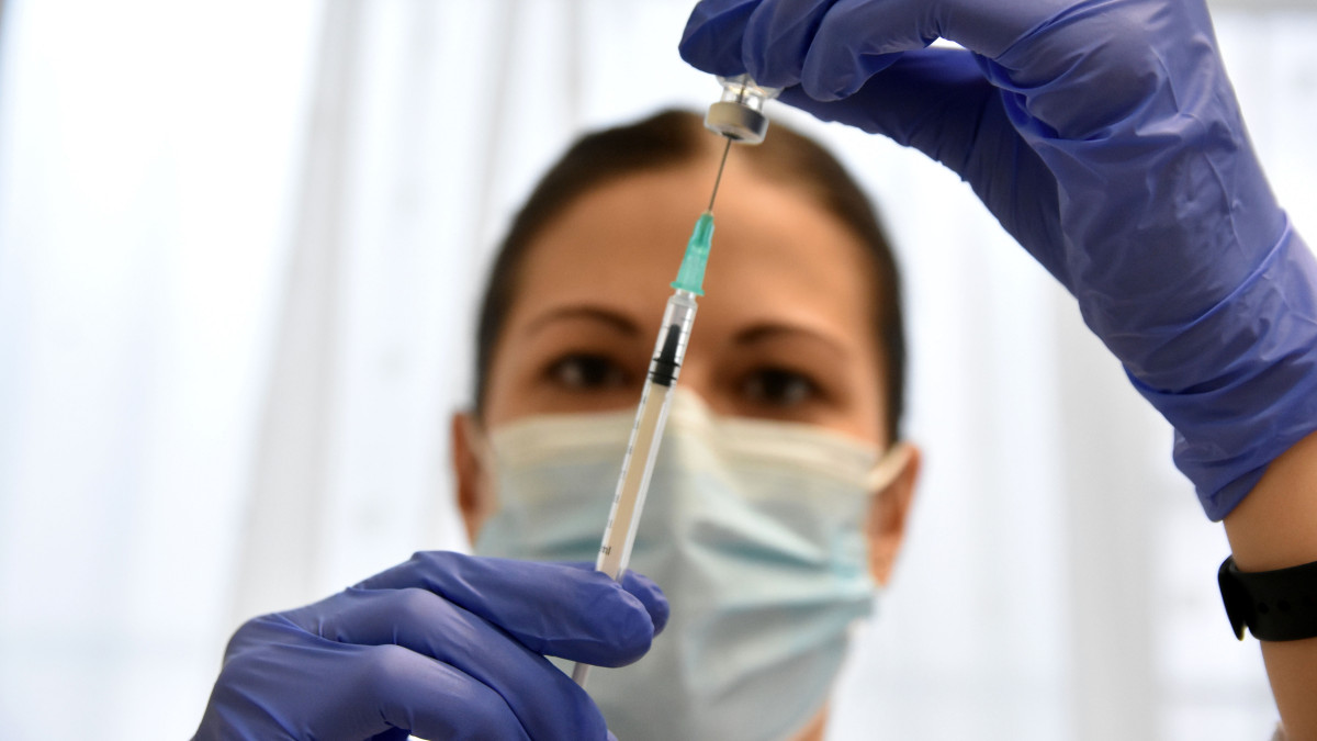 Oltáshoz készíti elő a Pfizer-BioNTech koronavírus elleni vakcináját Németh Alexandra rezidens Hoksári László háziorvos szolnoki rendelőjében 2021. április 21-én.