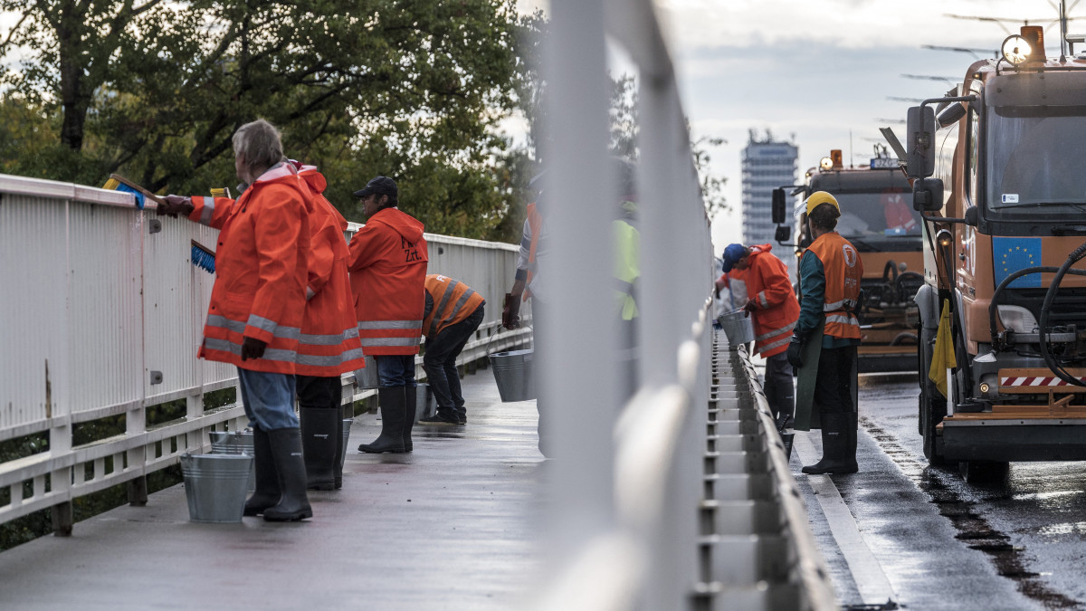 Az FKF Zrt. munkatársai mossák az Árpád hidat 2017. szeptember 17-én.