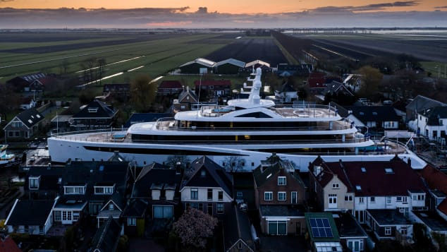Láványos videó: óriási jachtot vontattak át apró holland falvakon