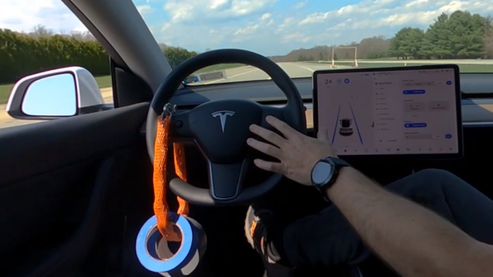 Könnyűszerrel kijátszották a Tesla önvezető védelmi rendszerét – videó