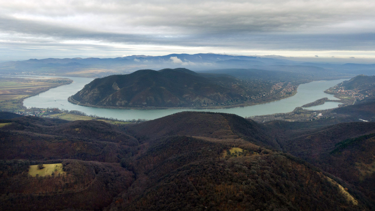 A Dunakanyar látképe a Pilis felől nézve 2020. december 9-én.