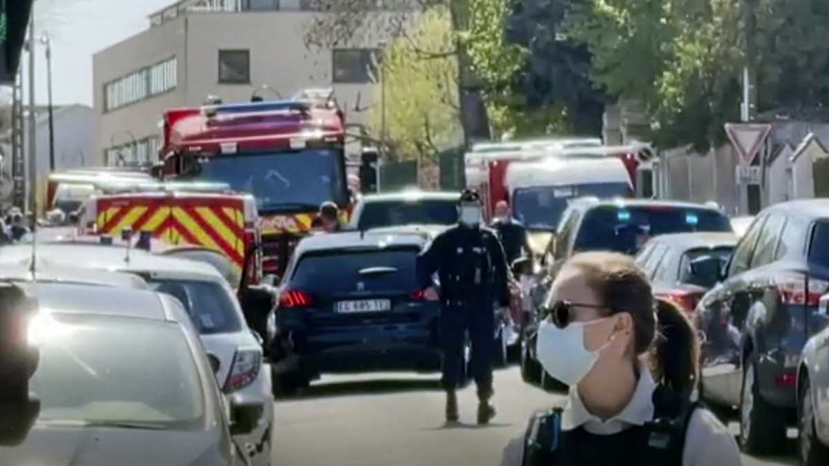 Videofelvételről készített kép, amely a helyszín közelében készült 2021. április 23-án, miután egy tunéziai állampolgár késsel halálosan megsebzett egy rendőrnőt a Párizstól délnyugatra fekvő Rambouillet rendőrőrsén. A támadót a rendőrök lelőtték, ő is belehalt sérüléseibe.