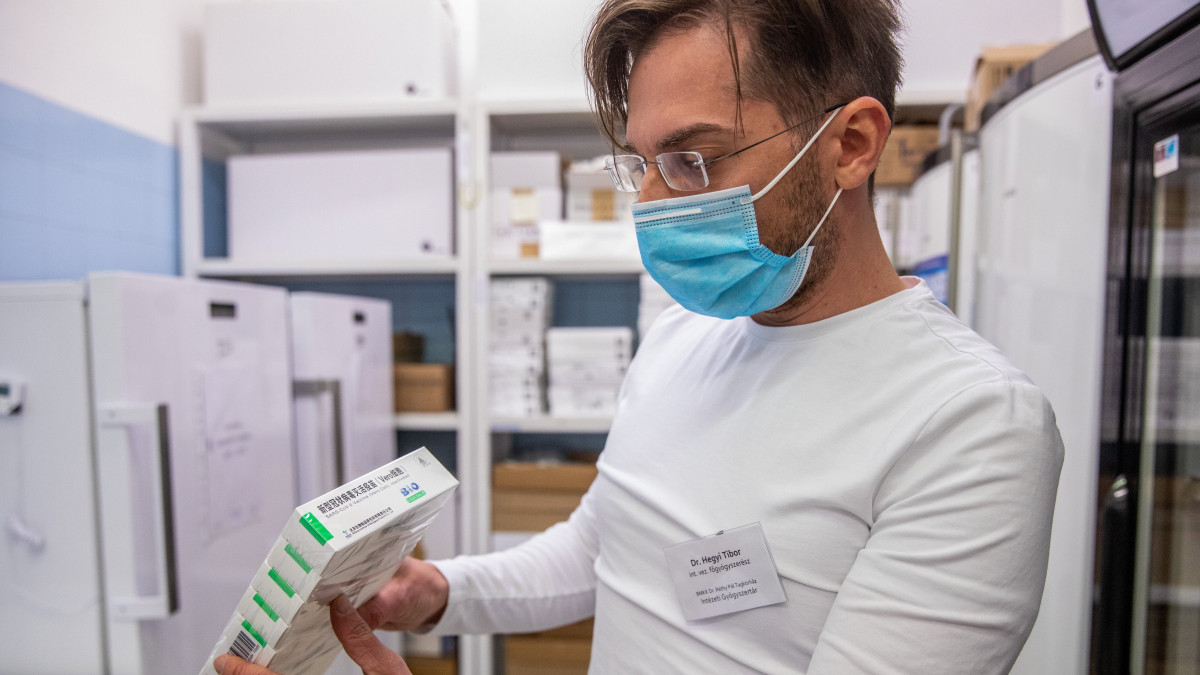 Hegyi Tibor, a Békés Megyei Központi Kórház főgyógyszerésze kínai Sinopharm vakcinákat pakol Békéscsabán, a Réthy Pál tagkórház központi gyógyszertárában 2021. március 25-én.