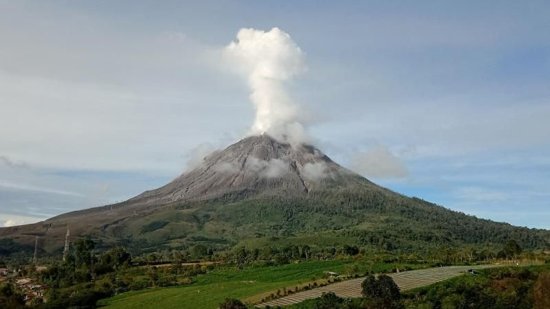 A Szinabung vulkán kitörése