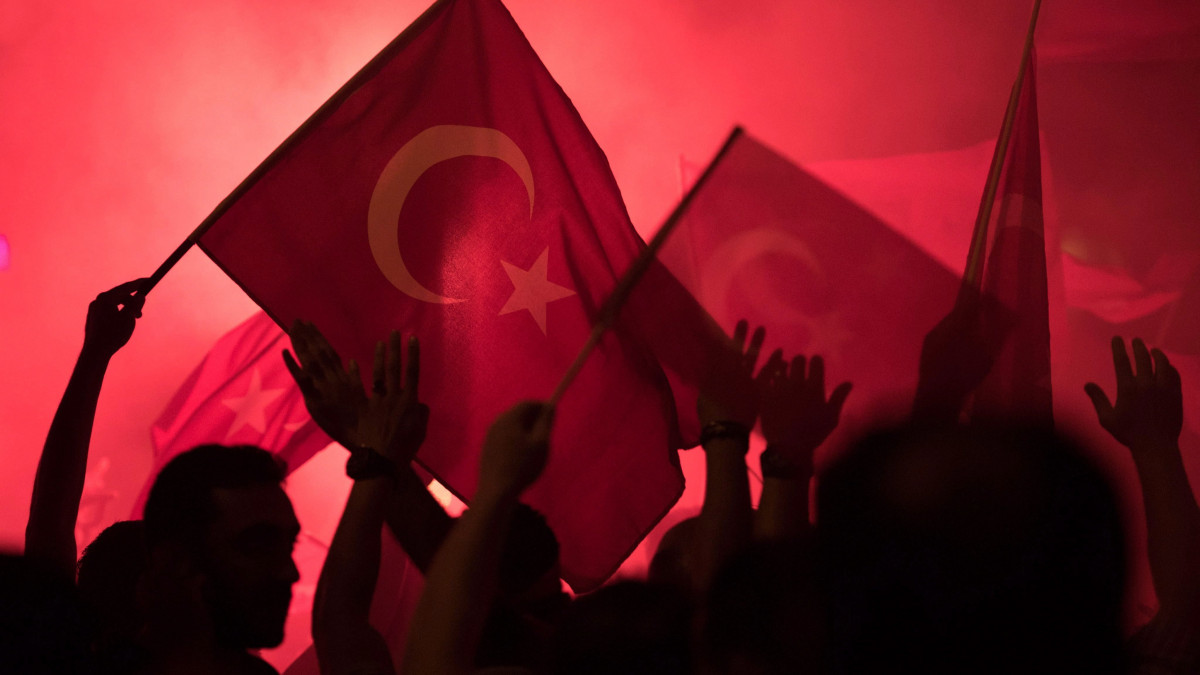 Recep Tayyip Erdogan elnök támogatói török zászlókat lengetnek az isztambuli Taksim téren 2016. július 16-án. A török hadsereg egy része július 15-én megkísérelte átvenni a hatalmat, és összecsapásokat folytatott a rendőrséggel Ankarában és Isztambulban. A Recep Tayyip Erdogan elnök ellen lázadó katonák államcsínykísérletét meghiúsították. Az összecsapásokban több mint 200 ember életét vesztette.