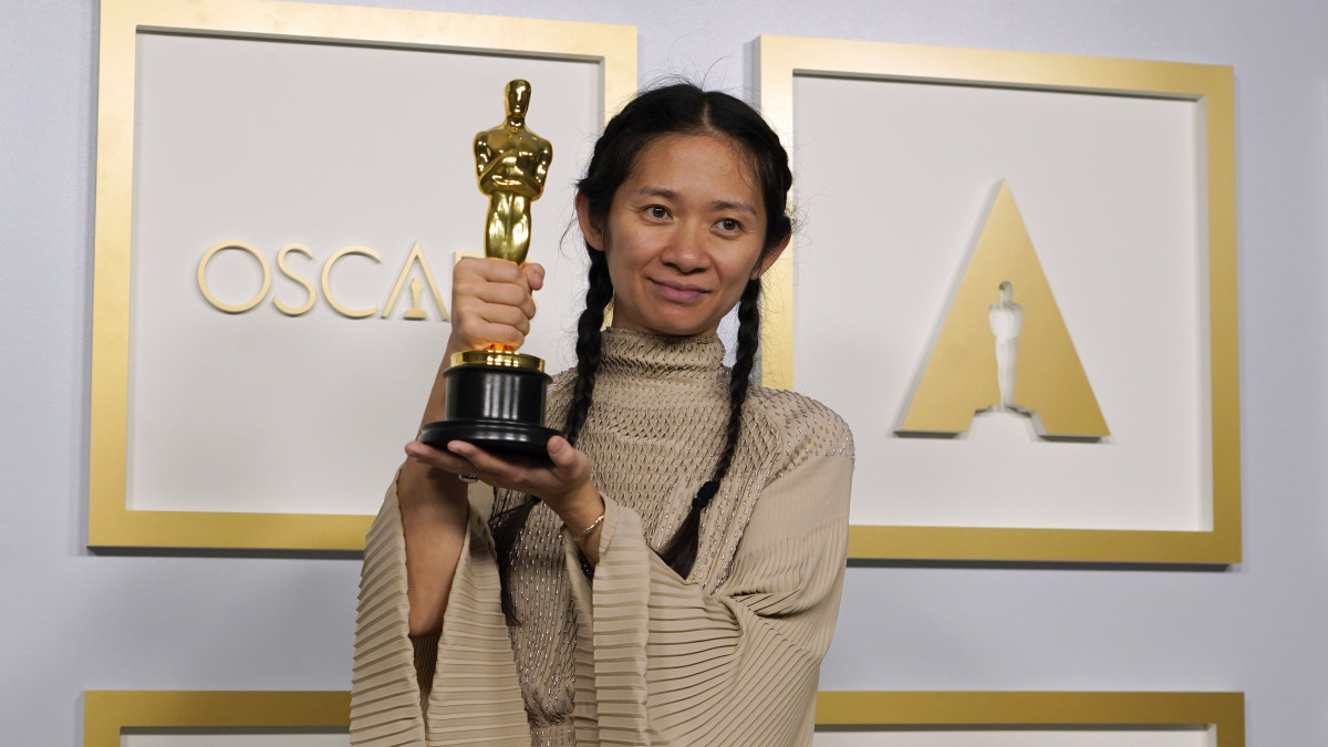 A kínai származású amerikai Chloe Zhao kezében a legjobb rendezőnek járó díjjal a 93. alkalommal megrendezett Oscar-díjátadó gálán a Los Angeles-i Union Station pályaudvaron kialakított sajtószobában 2021. április 25-én. Chloe Zhao A nomádok földje (Nomadland) című filmjével érdemelte ki az elismerést. A gálát a koronavírus-járvány miatt a hagyományokkal szakítva két Los Angeles-i helyszínen, a Dolby Színházban és a Union Station pályaudvaron rendezték meg az Oscar-jelöltek részvételével, közönség nélkül.