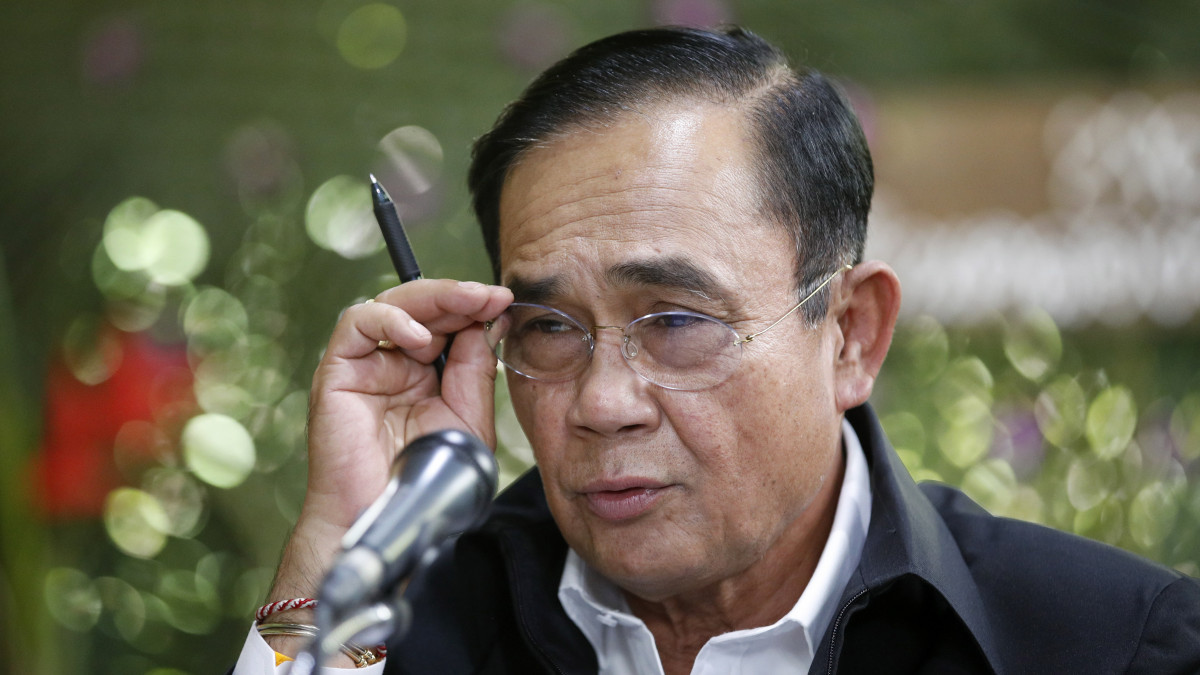 Prajut Csan-Ocsa thaiföldi miniszterelnök beszédet mond Szamut Szongkram tartomány egyik településén 2020. december 2-án. Prajut Csan-Ocsa ezen a napon bíróság elé áll, mert az ellene szóló vád szerint annak ellenére sem költözött ki a hadsereg tulajdonában álló házából, hogy 2014-ben nyugdíjba vonult. A thaiföldi ellenzék hetek óta tüntetéseken követeli a vitatott választásokon megválasztott miniszterelnök lemondását, új alkotmány elfogadását, továbbá az uralkodó alkotmányba foglalt jogkörének megnyirbálását és pénzügyi elszámoltatását.