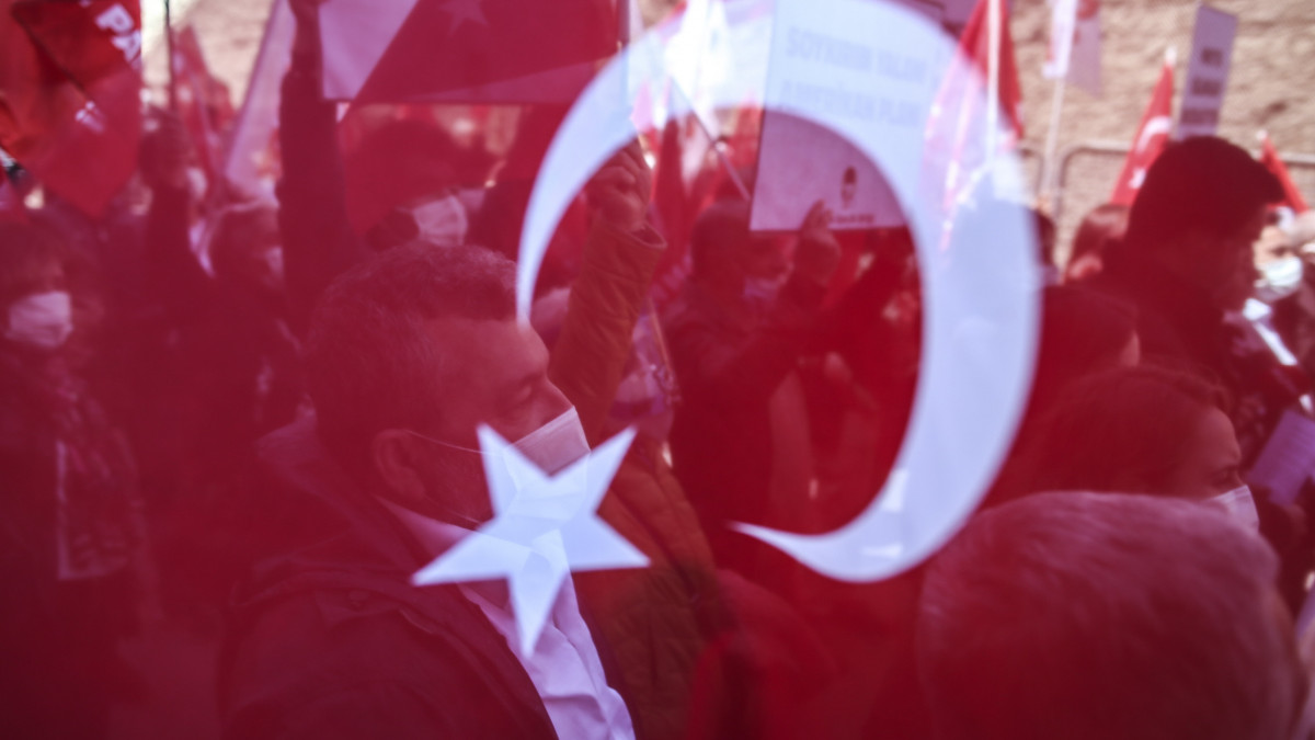 Egy török ifjúsági szervezet felhívására tüntetnek Joe Biden amerikai elnök nyilatkozata miatt az Egyesült Államok isztambuli konzulátusa előtt 2021. április 26-án. Két nappal korábban Biden hivatalosan népirtásnak ismerte el az egykori Oszmán Birodalomban 1915-16-ban elkövetett örményellenes mészárlásokat.