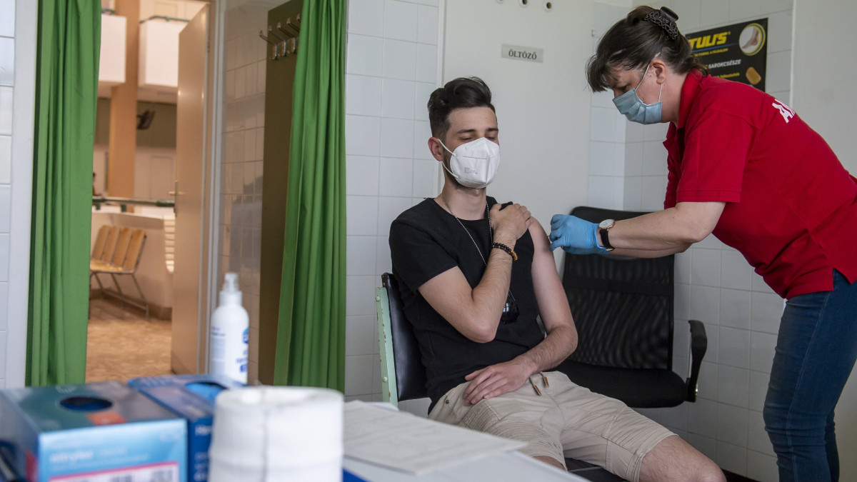 Egy férfi megkapja a Sinopharm koronavírus elleni vakcina első adagját a hatvani Albert Schweitzer Kórház-Rendelőintézet oltópontján 2021. április 26-án.