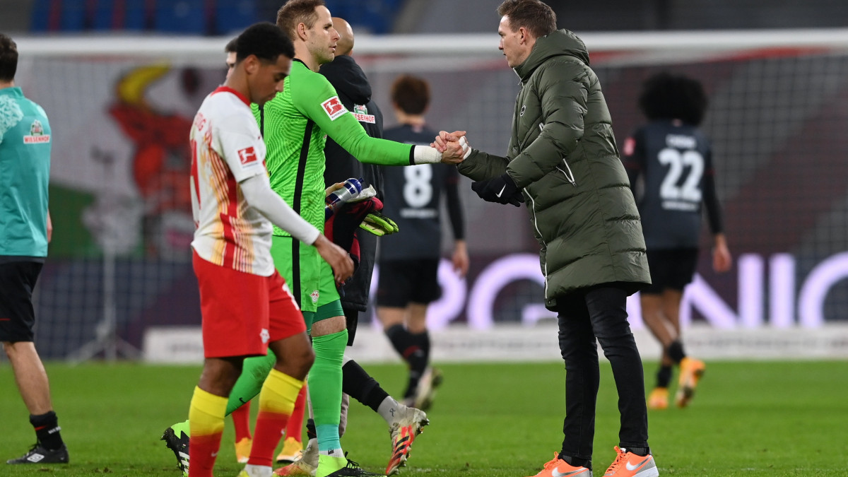 Gulácsi Péterrel, az RB Leipzig kapusával kezet fog Julian Nagelsmann, a csapat vezetőedzője (j), miután a Leipzig győzött a Werder Bremen ellen a német első osztályú labdarúgó-bajnokság 2020. december 12-i mérkőzésén Lipcsében.