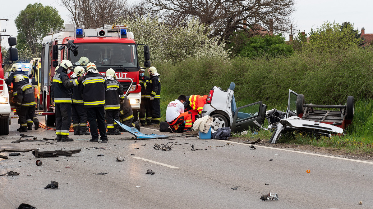Tűzoltók és mentők az 54-es úton, Soltvadkertnél, miután összeütközött egy autóbusz és egy személygépkocsi 2021. április 28-án. A balesetben a személyautó vezetője meghalt.