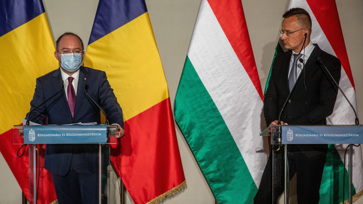 Bogdan Aurescu román külügyminiszter (b) és Szijjártó Péter külgazdasági és külügyminiszter a Gyulai Almásy-kastélyban tartott sajtótájékoztatón 2021. április 28-án.