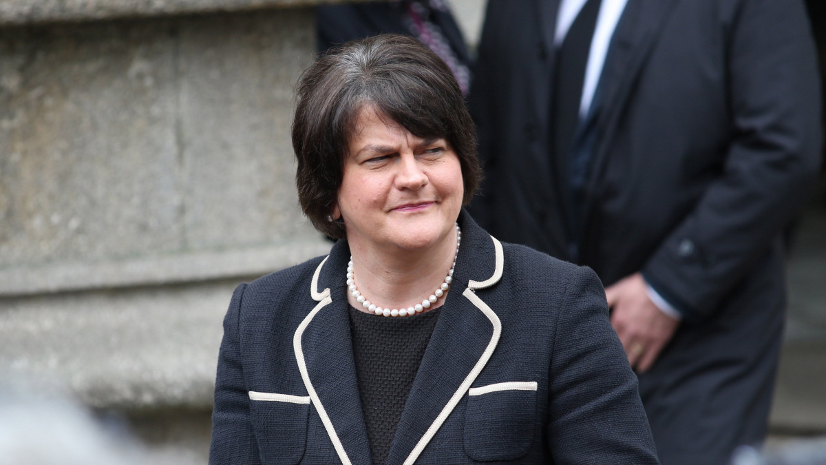 Arlene Foster északír miniszterelnök, a protestáns Demokratikus Unionista Párt vezetője John Hume Nobel-békedíjas északír politikusnak, a Szociáldemokrata és Munkáspárt (SDLP) korábbi vezetőjének a temetési szertartásán az észak-írországi Londonderryben 2020. augusztus 5-én. Hume rövid betegeskedést követően, 2020. augusztus 3-án, nyolcvanhárom éves korában hunyt el.